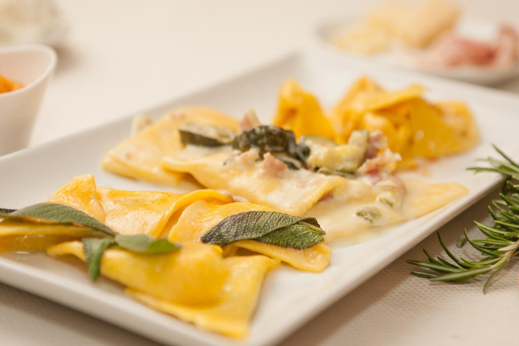 Albergo Ristorante Il Ponte Кастільоне-дей-Пеполі Екстер'єр фото